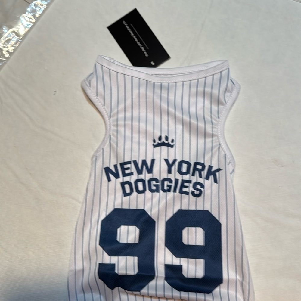 Dog, medium, blue and white new jersey. 100% polyester crown and Paul.